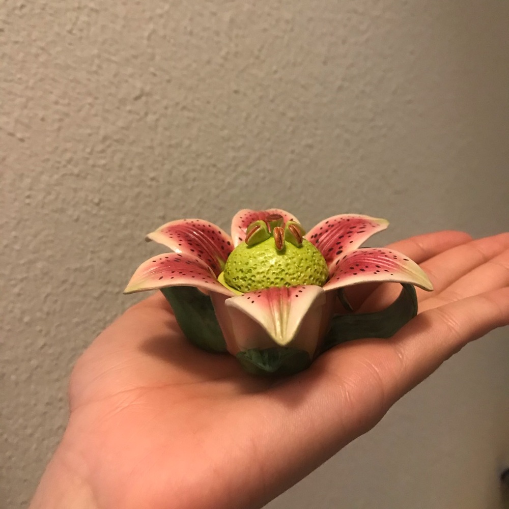 Miniature lily teapot